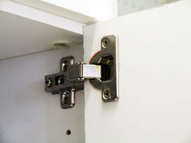 Mounting the doors on the shelf