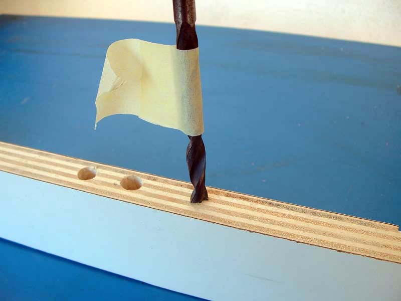 Mettere un pezzo di nastro per indicare la giusta profondità del foro Mettere un pezzo di nastro per indicare la giusta profondità del foro