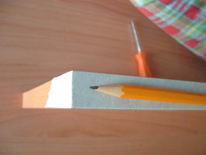 Posiziono il nastro sul bordo del legno per fare la spinatura Posiziono il nastro sul bordo del legno per fare la spinatura