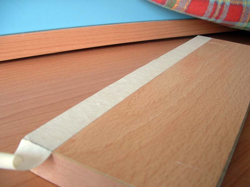 Posizionamento del nastro sul secondo pezzo Posizionamento del nastro sul secondo pezzo