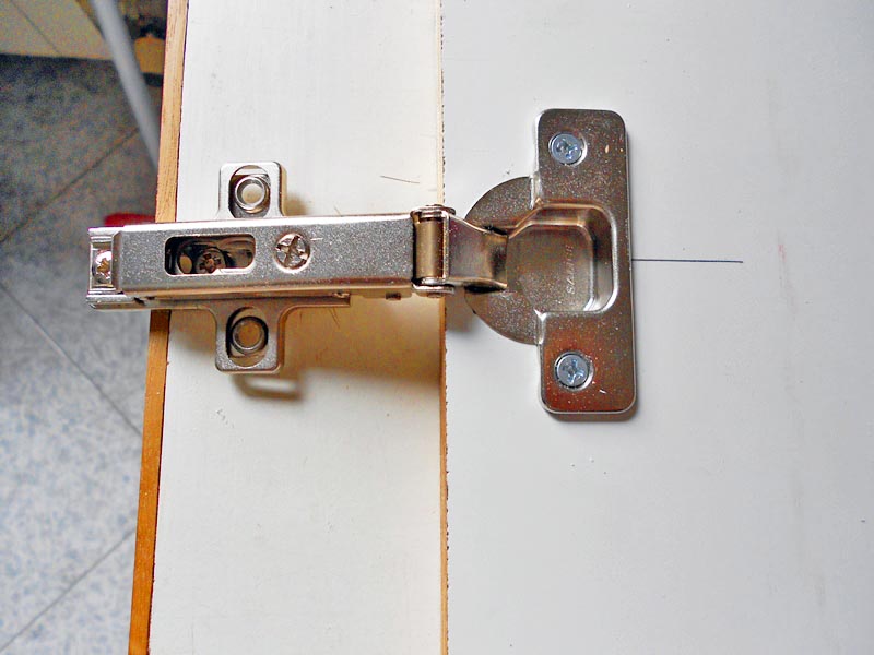 Mounting the hinge on the door Mounting the hinge on the door