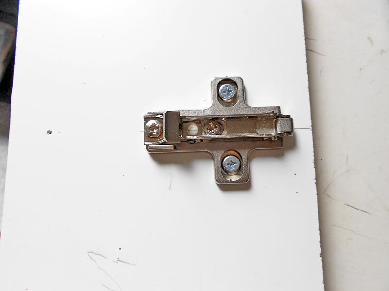 Mounting the hinge support on the side of the furniture Mounting the hinge support on the side of the furniture