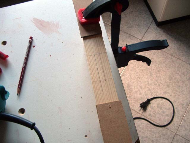 Fissiamo i pezzi al banco con dei morsetti da falegname