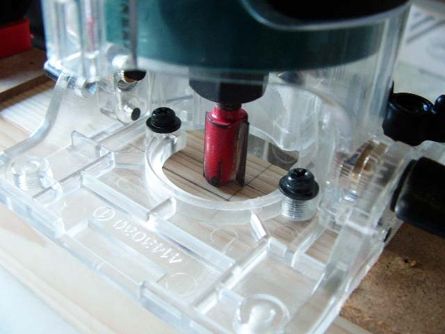 Posizionamento della fresa per preparare la mortasa