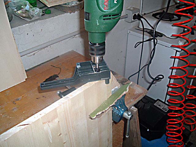 We make the holes for the dowels on the edge of the wood using the tool from the kit We make the holes for the dowels on the edge of the wood using the tool from the kit