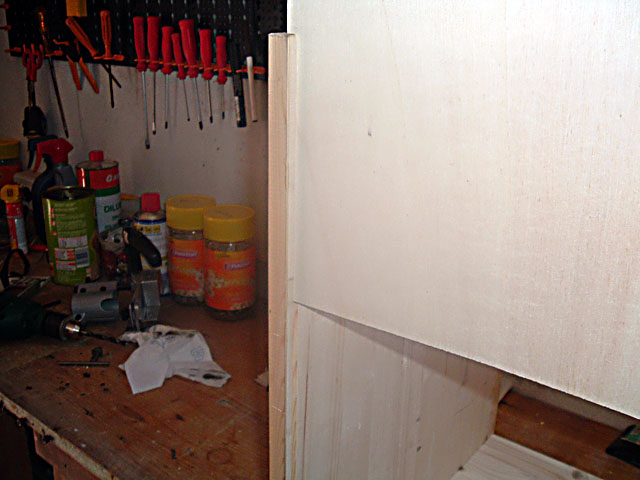 I fit the bottom of the bedside table into the groove made with the milling cutter I fit the bottom of the bedside table into the groove made with the milling cutter