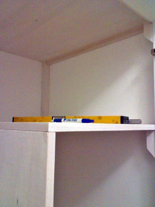 Assembling the internal shelves of a built-in wardrobe Assembling the internal shelves of a built-in wardrobe