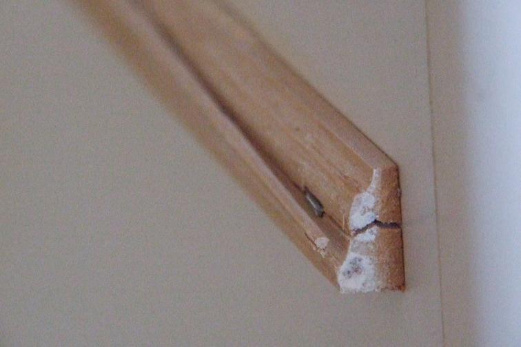 La guida del cassetto consumata da sostituire La guida del cassetto consumata da sostituire