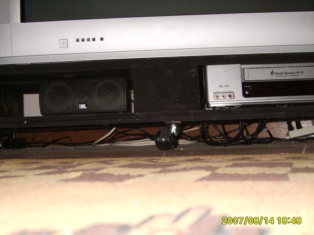 Assembling the wheels on the TV trolley Assembling the wheels on the TV trolley