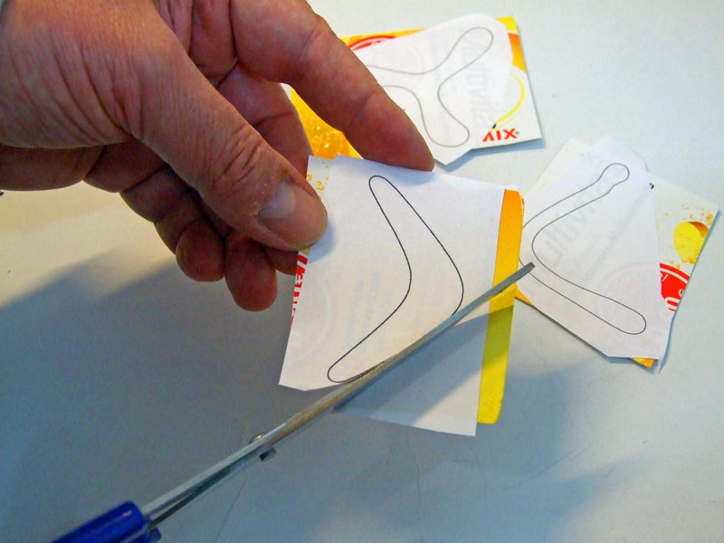 Ritagliamo i bordi dei modelli di boomerang che abbiamo incollato