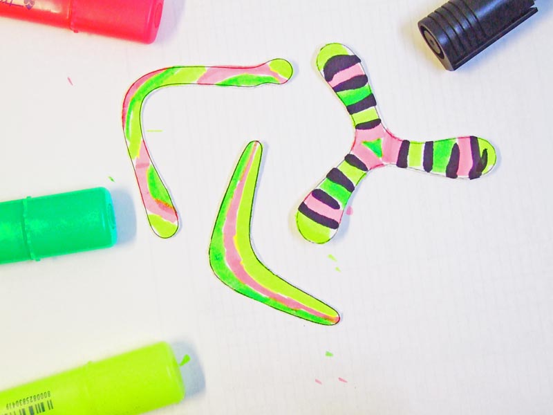 I nostri piccoli boomerang giocattolo colorati con gli evidenziatori