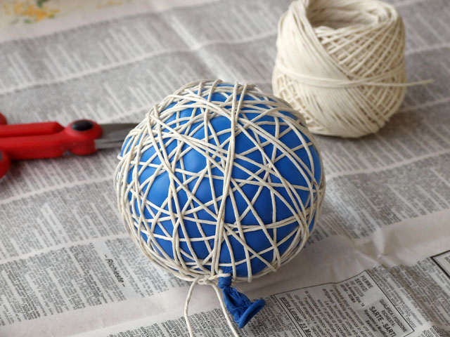 Avvolgiamo lo spago intorno al palloncino Avvolgiamo lo spago intorno al palloncino