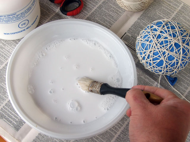 Mescoliamo una parte di colla vinilica con due di acqua Mescoliamo una parte di colla vinilica con due di acqua