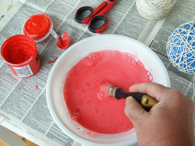 Mescoliamo un po' di colore acrilico alla soluzione di acqua e colla Mescoliamo un po' di colore acrilico alla soluzione di acqua e colla