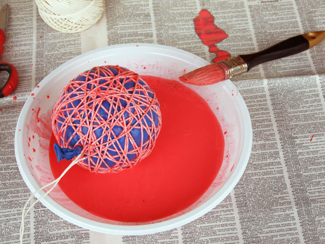 Spalmare la colla con il pennello fino a che non è distribuita uniformemente Spalmare la colla con il pennello fino a che non è distribuita uniformemente