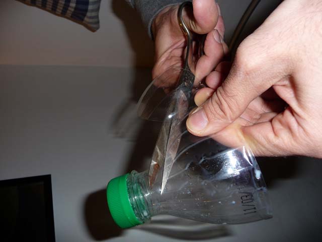ritagliamo delle piccole ali dalla bottiglia di plastica