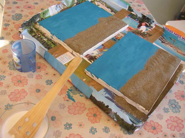 Sulla colla vinilica mettiamo la sabbia Sulla colla vinilica mettiamo la sabbia