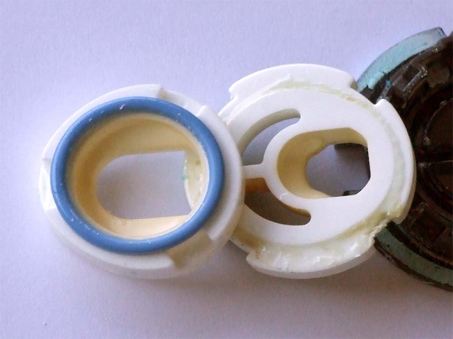 Componenti della valvola rubinetto all'interno del miscelatore monocomando