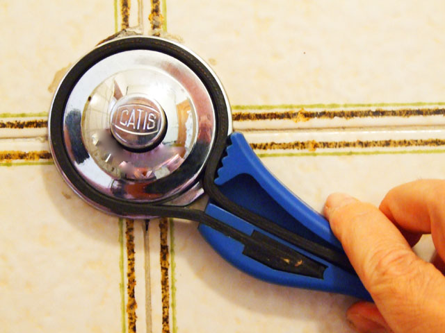 Smontare il pulsante di scarico WC con la chiave a nastro di gomma Smontare il pulsante di scarico WC con la chiave a nastro di gomma