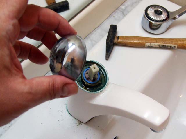 cap with a central hole from which the pin comes out cap with a central hole from which the pin comes out