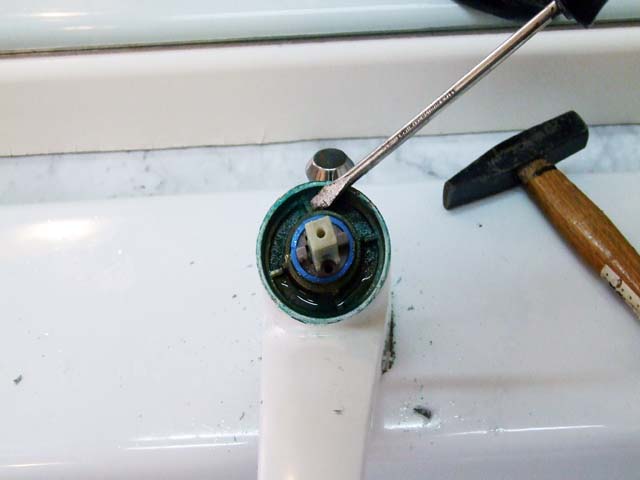 With a screwdriver you place it on one of the fins and with a rubber mallet you tap on the handle to loosen the ring nut With a screwdriver you place it on one of the fins and with a rubber mallet you tap on the handle to loosen the ring nut