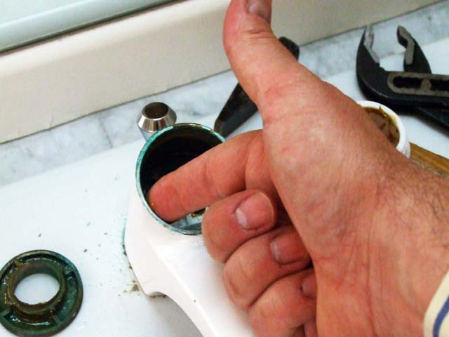 clean the inside of the tap thoroughly and in particular the thread on which the locking nut will be screwed clean the inside of the tap thoroughly and in particular the thread on which the locking nut will be screwed