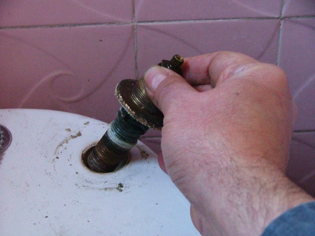 Dismantle the tap from the bidet Dismantle the tap from the bidet