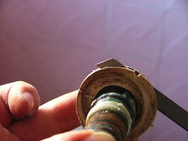 The gasket can be removed with the help of a cutter The gasket can be removed with the help of a cutter