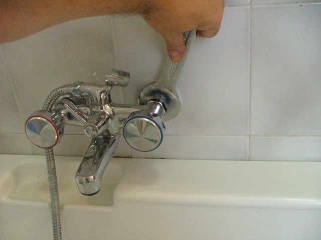 Unscrew the nuts that hold the tap attached to the water pipes Unscrew the nuts that hold the tap attached to the water pipes
