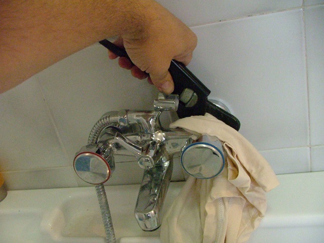 With the parrot wrench, use a rag to avoid damaging the chrome plating of the nut. With the parrot wrench, use a rag to avoid damaging the chrome plating of the nut.