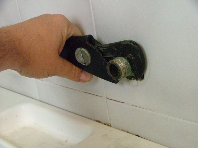 Dismantle the eccentric fittings Dismantle the eccentric fittings