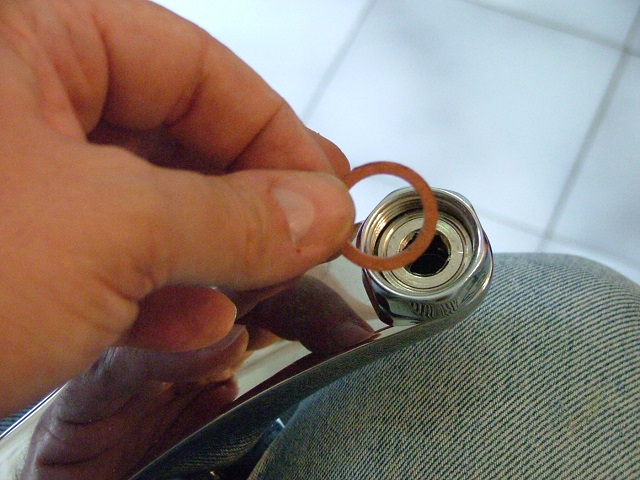 Place the eccentric fittings in the correct position Place the eccentric fittings in the correct position