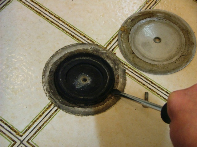 Remove the cap from the siphon box