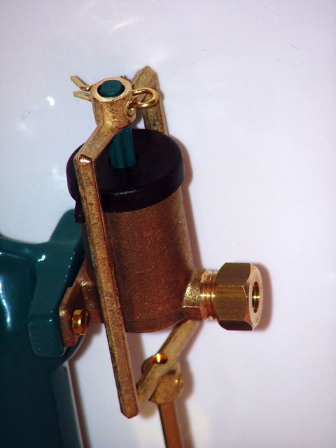 Detail of the ring nut to loosen to remove the exhaust inlet pipe Detail of the ring nut to loosen to remove the exhaust inlet pipe