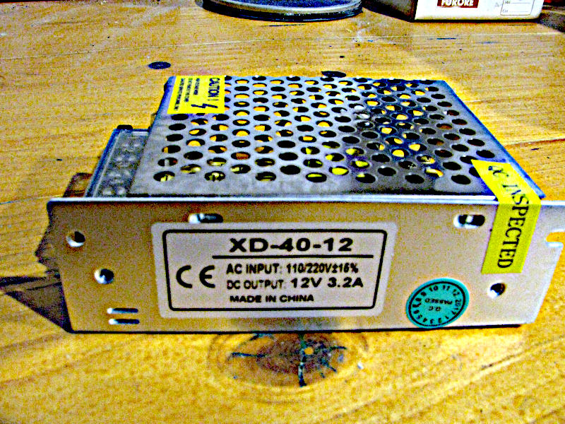 Alimentatore 12V per banco prova autoradio Alimentatore 12V economico utilizzato come sorgente di alimentazione per il banco prova autoradio