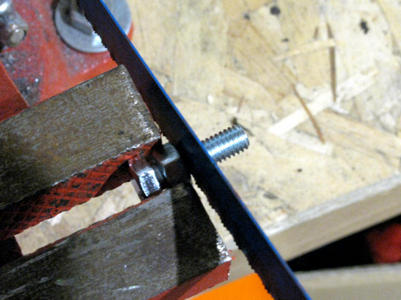 Trucco del dado per ripristinare la filettatura Dado utilizzato per ripristinare la filettatura della vite dopo il montaggio