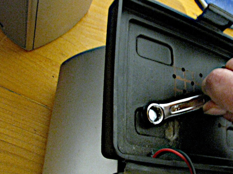 Fissaggio degli altoparlanti alla scatola Fissaggio degli altoparlanti alla scatola