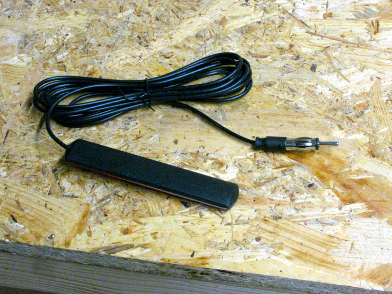 Antenna FM interna per test autoradio Antenna FM interna collegata al banco prova per verificare la ricezione