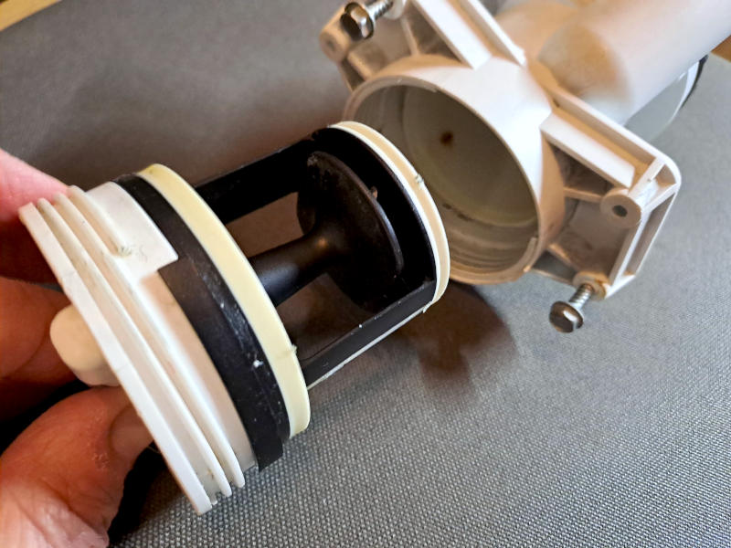 Il filtro della pompa di scarico della lavatrice: come è fatto e come pulirlo in caso di ostruzione Filtro della pompa di scarico della lavatrice estratto dalla sua sede con la guarnizione in gomma e la maglia di filtrazione visibili