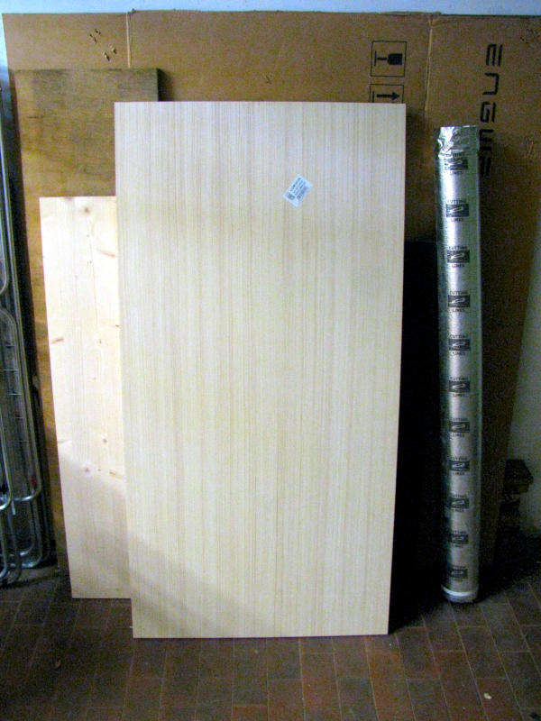Lastra di compensato multistrato di pioppo 15mm per la costruzione della cassa acustica Lastra di compensato multistrato di pioppo da 15mm di spessore nelle dimensioni 121x61cm appoggiata verticalmente contro una parete. Il multistrato di pioppo è il materiale ideale per la costruzione di casse acustiche fai da te grazie alla sua rigidità e lavorabilità.