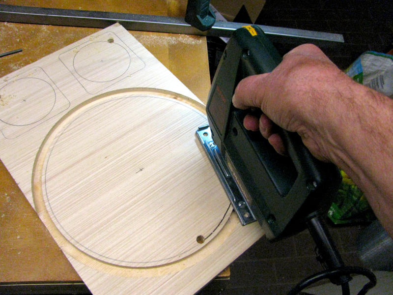 Taglio dei fori passanti degli altoparlanti sul pannello frontale con seghetto alternativo a lama fine Fase di taglio del foro passante circolare per il woofer da 25cm sul pannello frontale della cassa acustica karaoke con seghetto alternativo. La lama a denti fini del seghetto alternativo consente di seguire con precisione il profilo circolare.