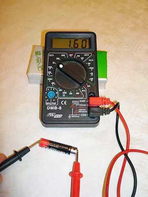 Misurazione della tensione di una pila con un Multimetro (tester) digitale Misurazione della tensione di una pila con un Multimetro (tester) digitale