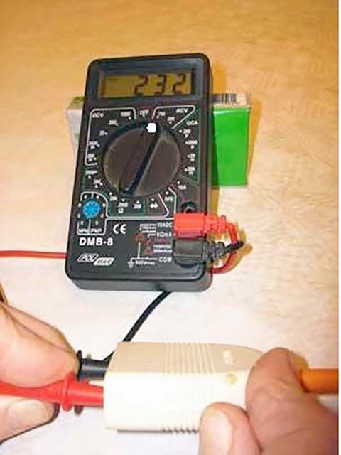 Come si misura con un Multimetro (Tester) Digitale la tensione presente su una presa Come si misura con un Multimetro (Tester) Digitale la tensione presente su una presa