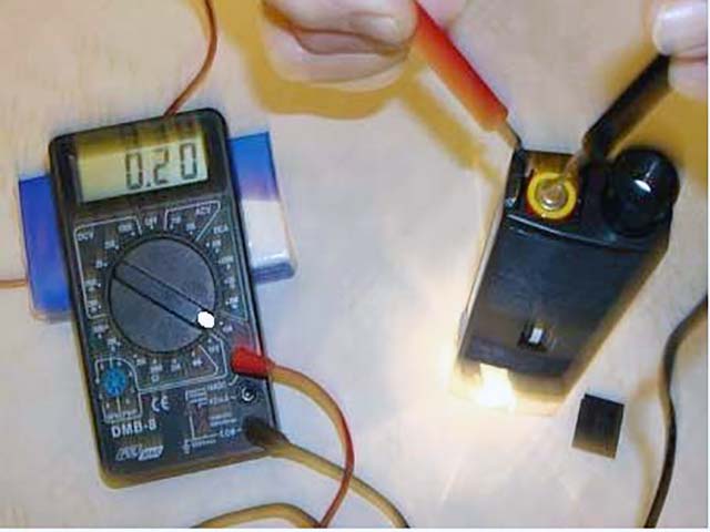 Misurazione della Corrente con un multimetro (tester) digitale Misurazione della Corrente con un multimetro (tester) digitale