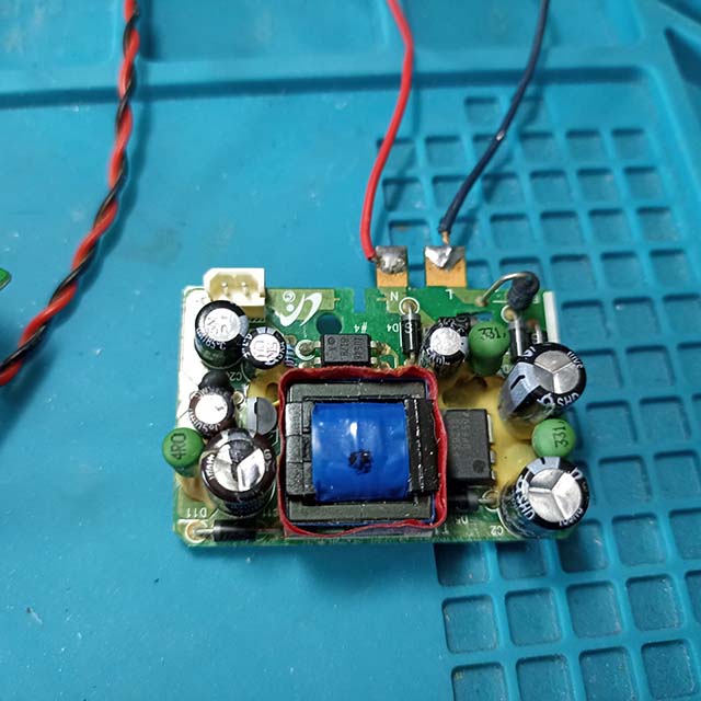 Circuito di alimentazione di un caricabatterie