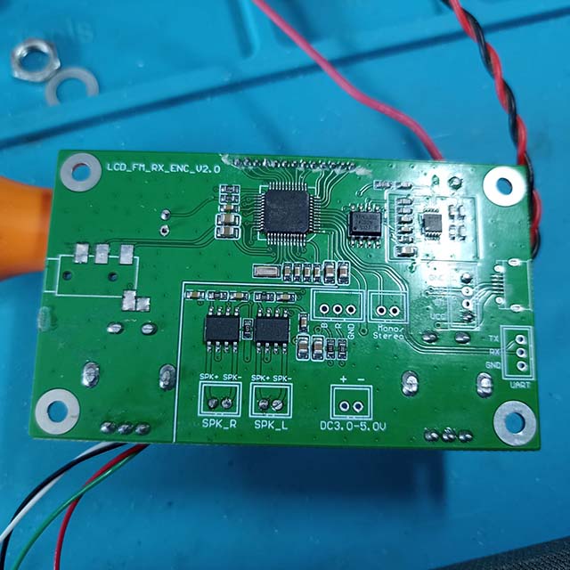 Modulo radio FM a cui ho eliminato lo spinotto jack delle cuffie e la presa USB