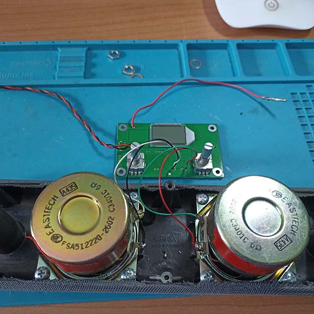 Ho saldato i fili degli altoparlanti, dell'antenna e dell'alimentazione