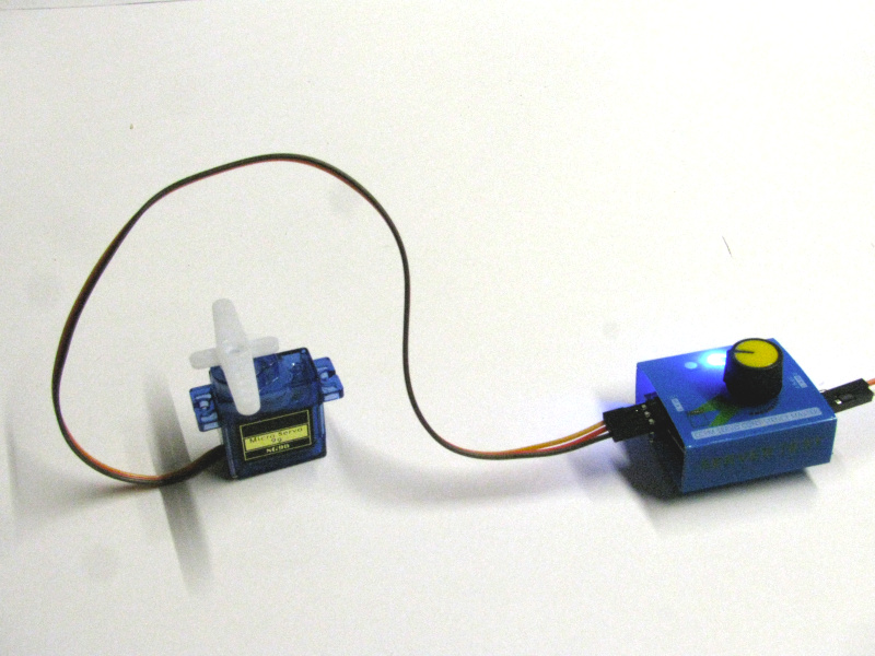 I used a Servo Tester to position the Servos in their center position I used a Servo Tester to position the Servos in their center position