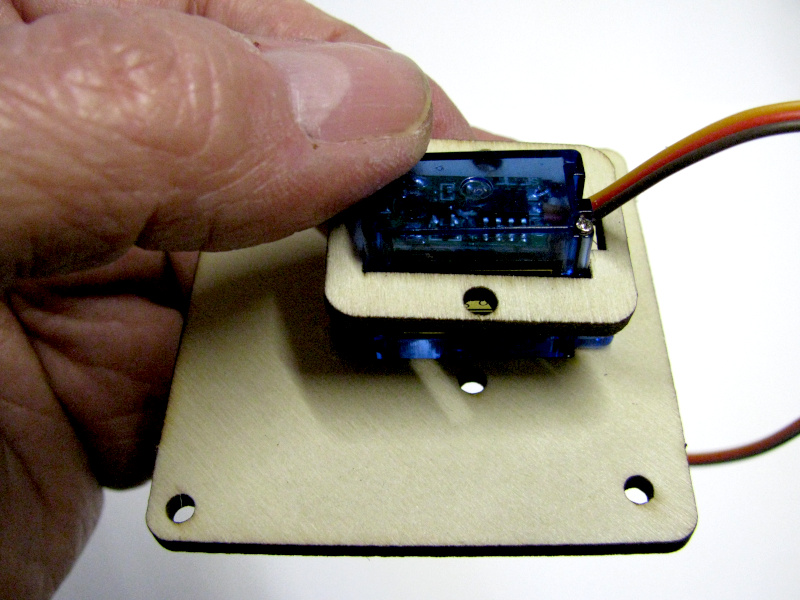 Assembling the servo motor of the rotating base of the robotic arm Assembling the servo motor of the rotating base of the robotic arm