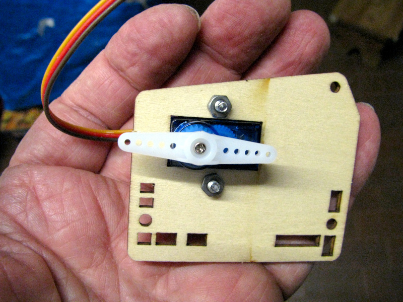 Detail of the attachment of the robotic arm feed control servo Detail of the attachment of the robotic arm feed control servo